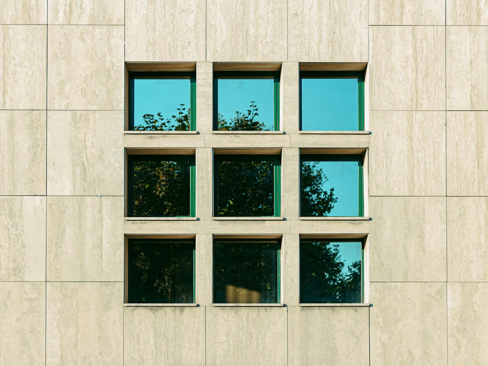 A building that has a bunch of windows in it
